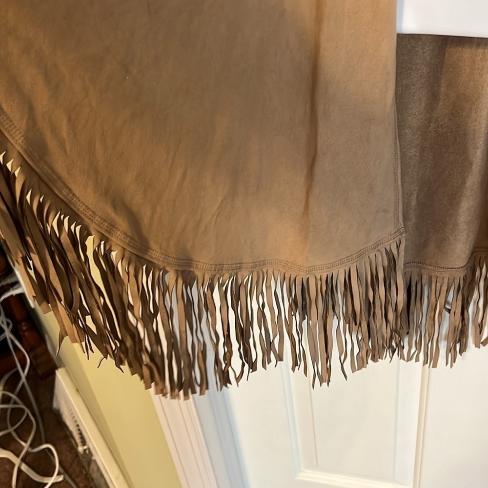 Nygard fringed faux suede shawl.Size- 1 SZ.Preowned, good condition, camel color - Picture 3 of 10